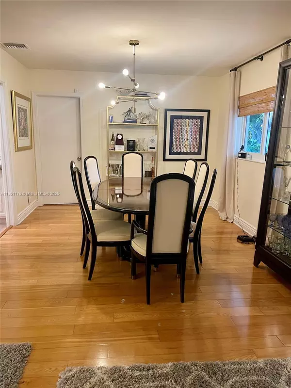 Pompano Beach, FL 33069,1013 E Cypress Dr #V-31