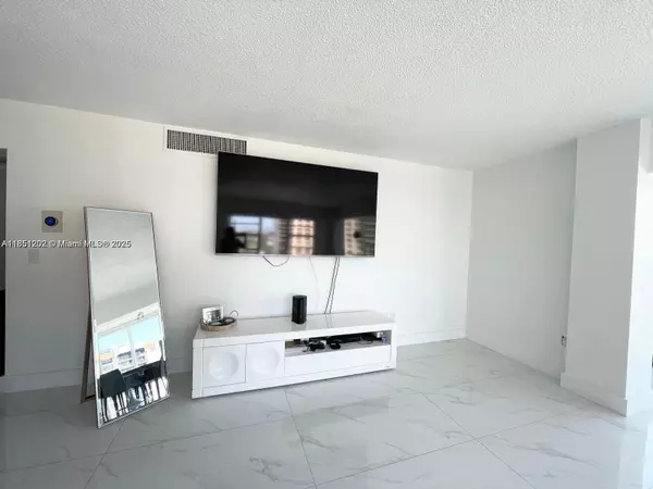 Miami, FL 33181,11111 Biscayne #18H