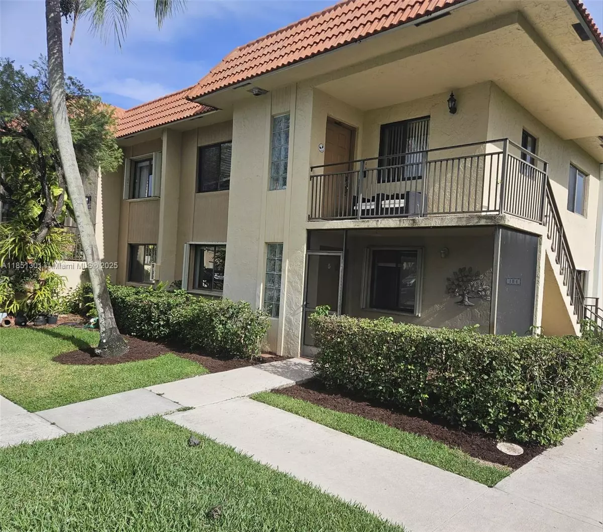 Weston, FL 33326,366 Lakeview Dr #104