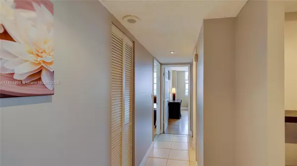 Aventura, FL 33160,2851 NE 183rd St #817E