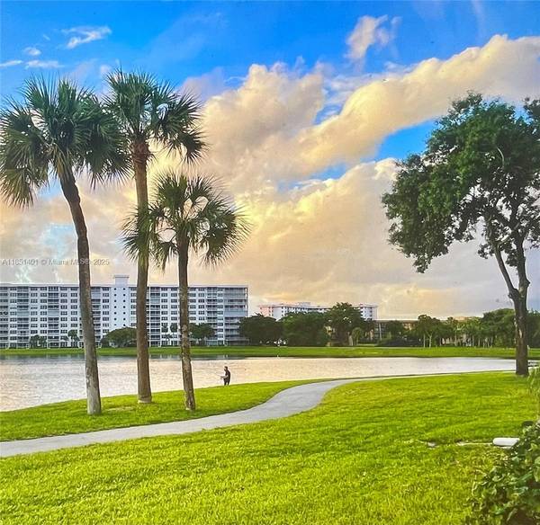 2801 N Palm Aire Dr #404, Pompano Beach, FL 33069