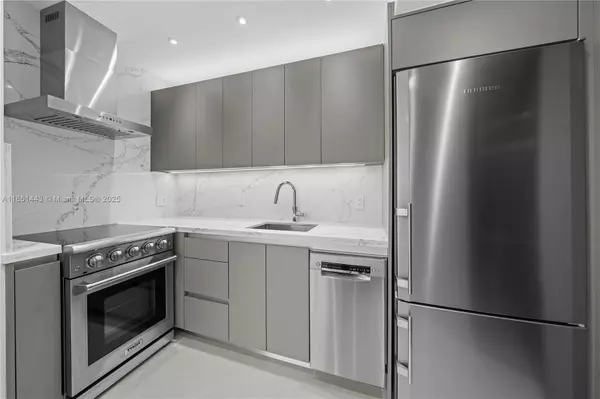 Miami, FL 33131,999 Brickell Bay Dr #904