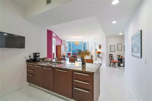 Sunny Isles Beach, FL 33160,15811 Collins Ave #607