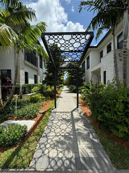 8283 NW 47th Ln, Doral, FL 33166