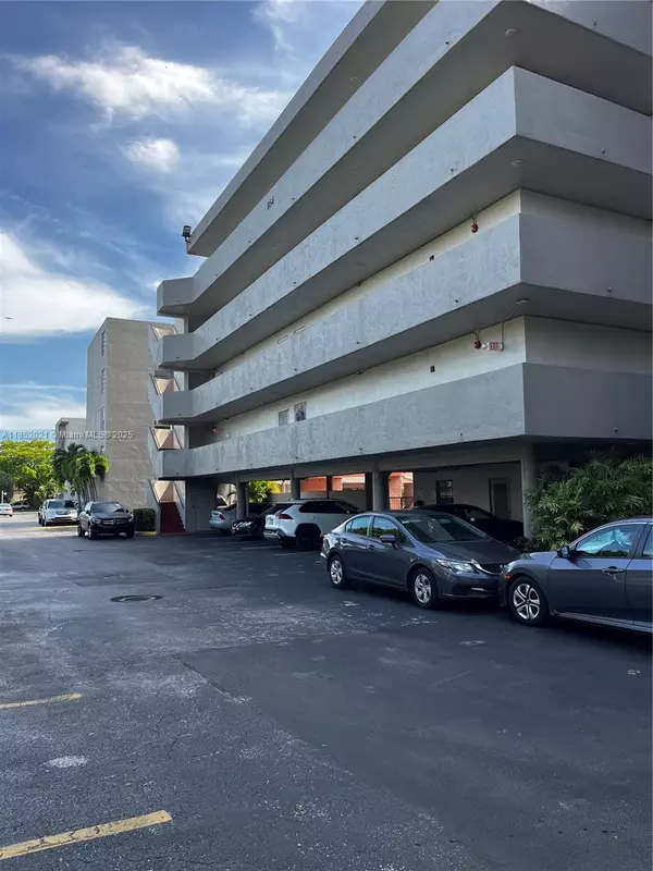 802 NW 87th Ave #319, Miami, FL 33172
