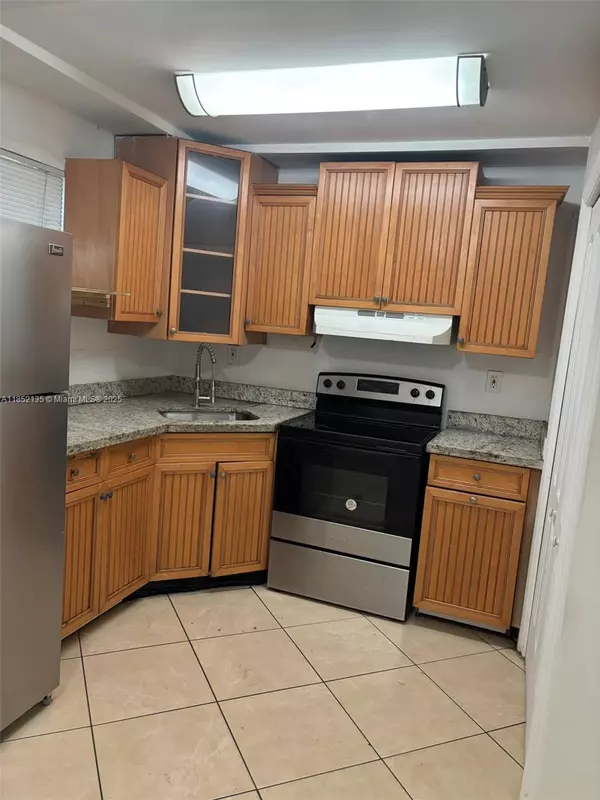 2415 Lincoln St #106, Hollywood, FL 33020