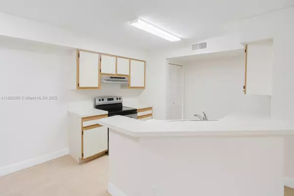 Sunrise, FL 33322,9999 Summerbreeze Dr #216