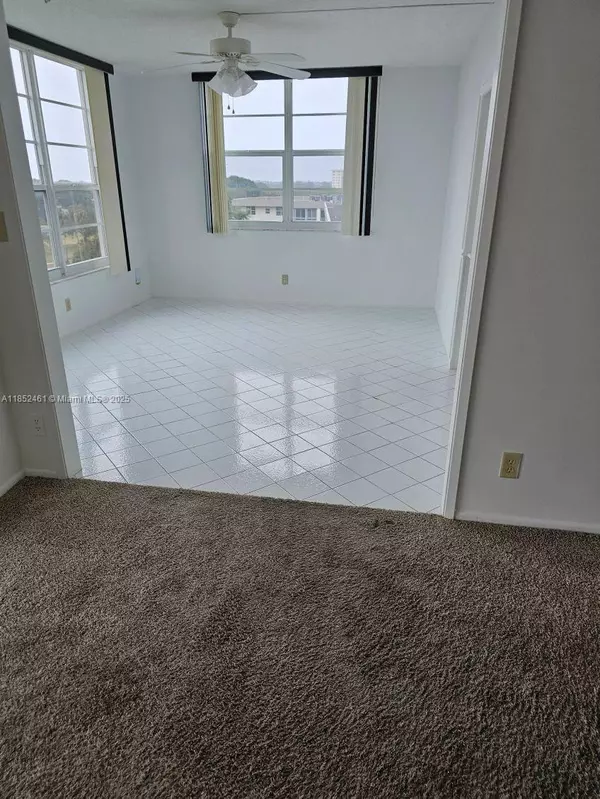 575 Oaks Ln #701, Pompano Beach, FL 33069