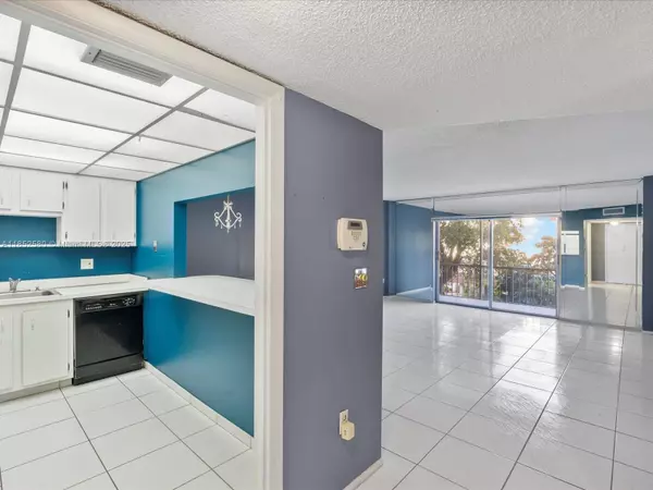 4172 Inverrary Dr #306, Lauderhill, FL 33319