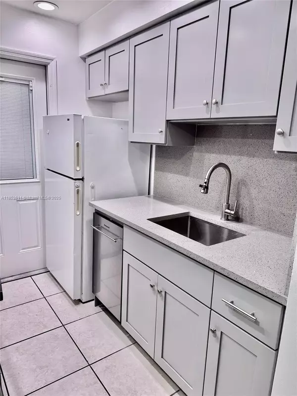 Hollywood, FL 33020,1431 S 14th Ave #105