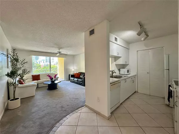 Aventura, FL 33180,19701 E Country Club Dr #5405