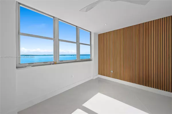 Miami, FL 33131,999 Brickell Bay Dr #904