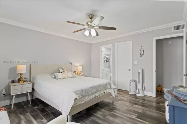 Hallandale Beach, FL 33009,120 Golden Isles Dr #23B