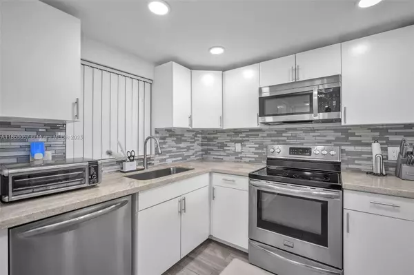 Davie, FL 33324,9431 Live Oak Pl #108