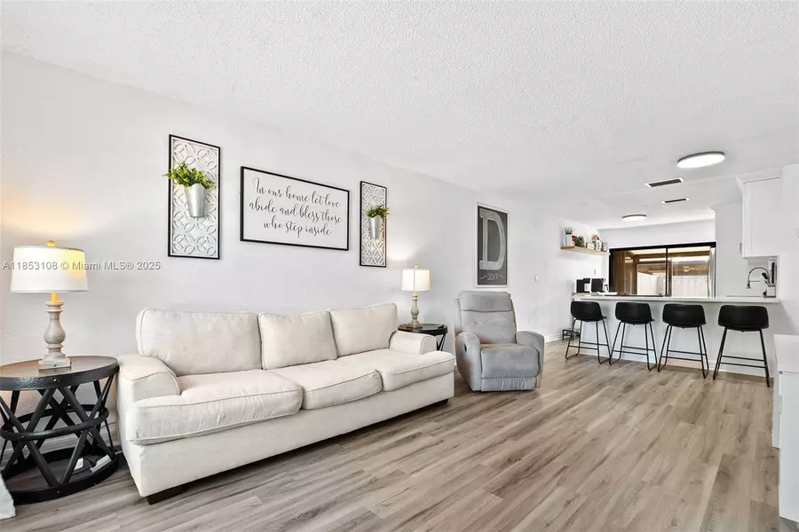 2350 Oak Ct, Pembroke Pines, FL 33026