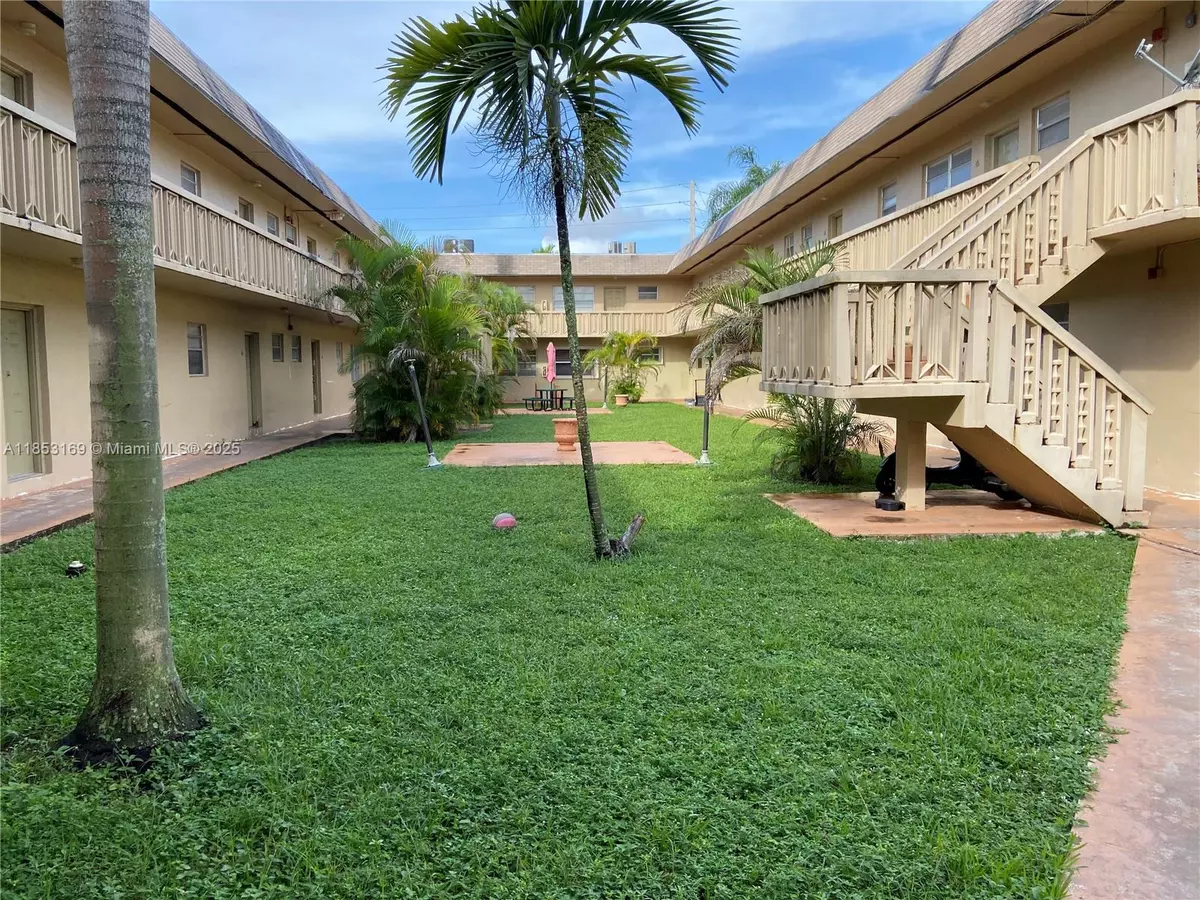 Miami, FL 33161,1350 NE 119th St #135015