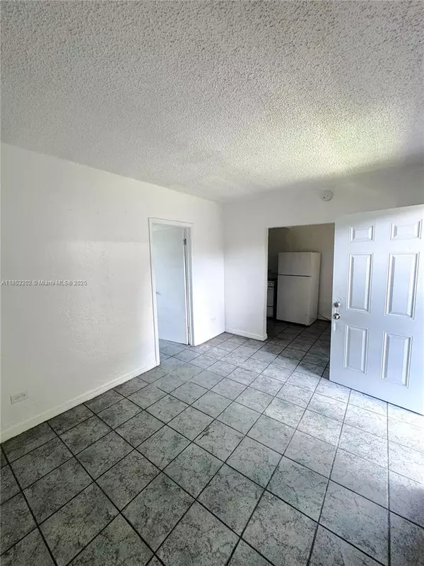 840 NW 70th St #7, Miami, FL 33150
