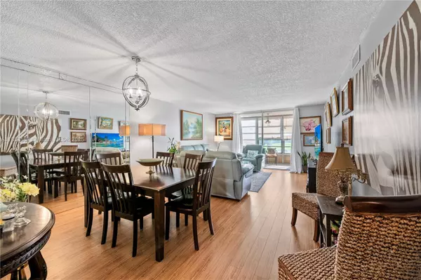 9461 Sunrise Lakes Blvd #207, Sunrise, FL 33322