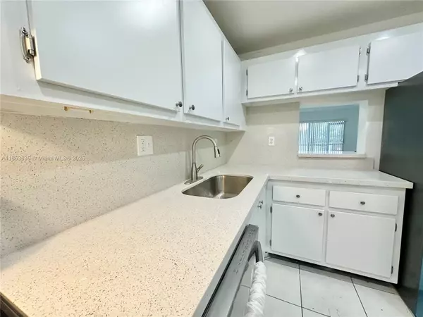Tamarac, FL 33321,7900 Fairview Dr #106