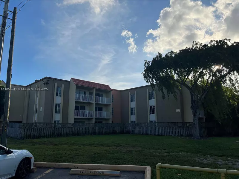 5231 Geneva Way #303, Doral, FL 33166