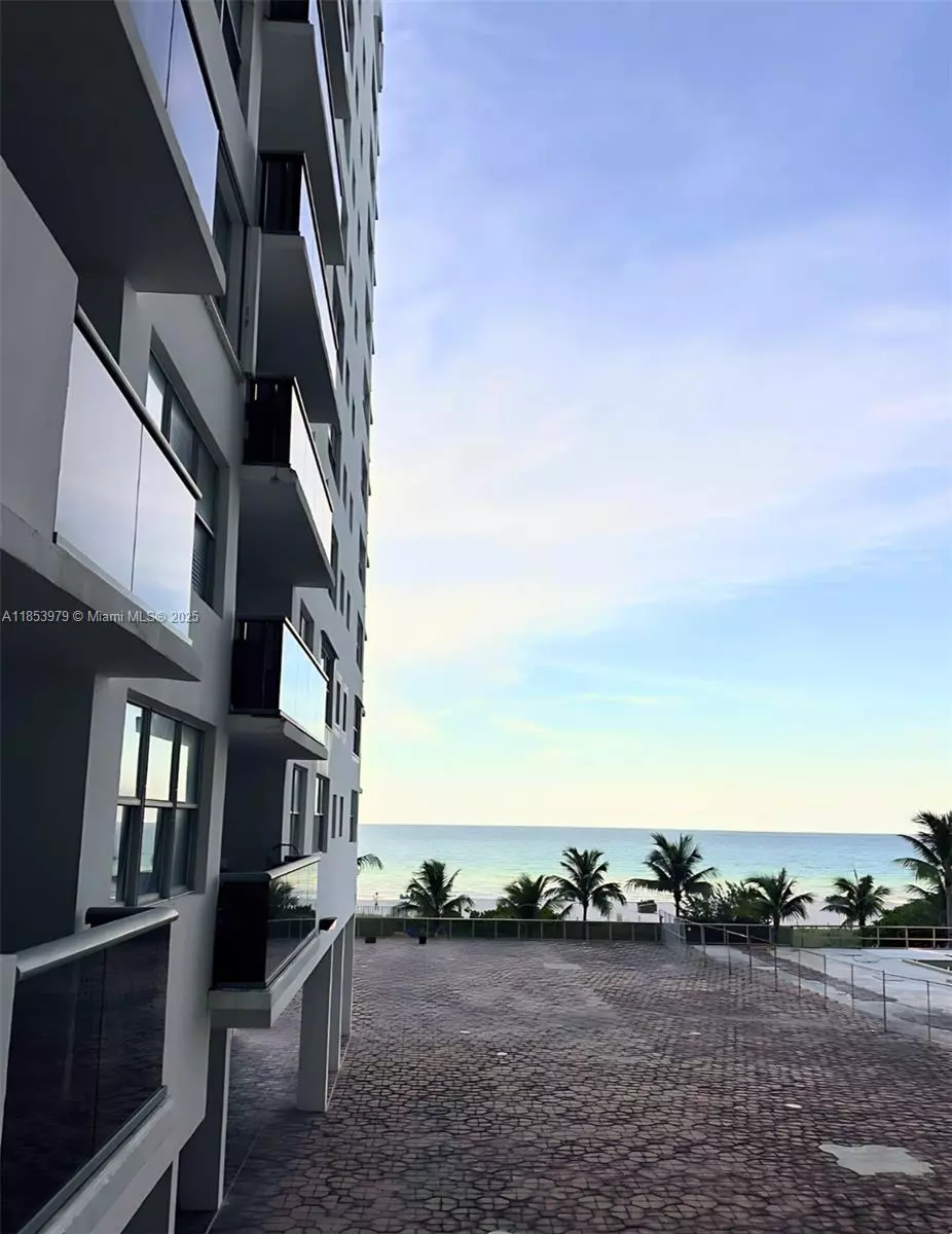 Miami Beach, FL 33140,6039 Collins Ave #414
