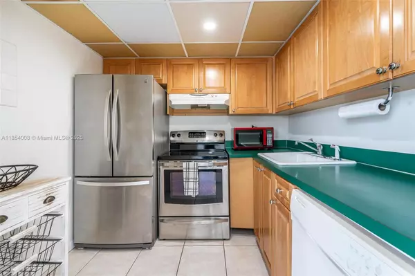 9310 Fontainebleau Blvd #501, Miami, FL 33172