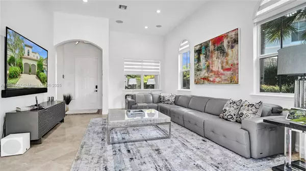Hollywood, FL 33019,822 E Spinnaker Dr E