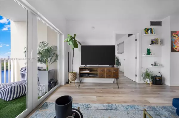 Sunny Isles Beach, FL 33160,300 Bayview Dr #1614