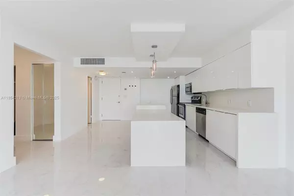 Miami Beach, FL 33140,5701 Collins Ave #1611