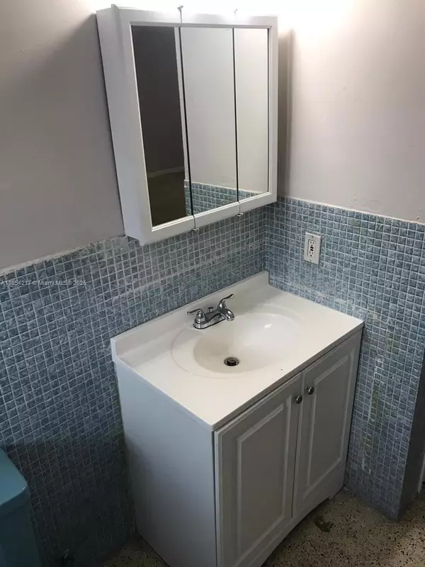 North Miami Beach, FL 33162,15940 NE 19th Pl #4