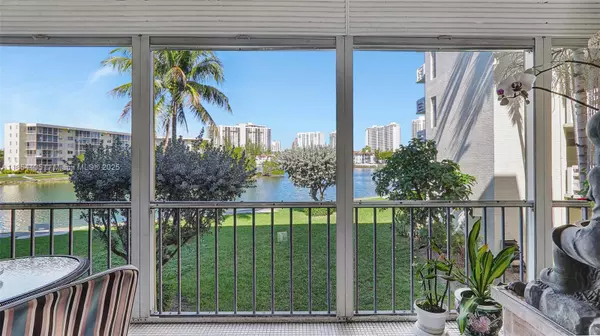 Aventura, FL 33160,3030 Marcos Dr #T205