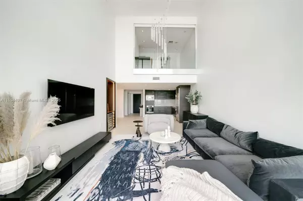 Miami, FL 33132,900 Biscayne Blvd #905
