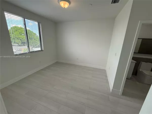 Hialeah, FL 33010,1091 E 17th St #403