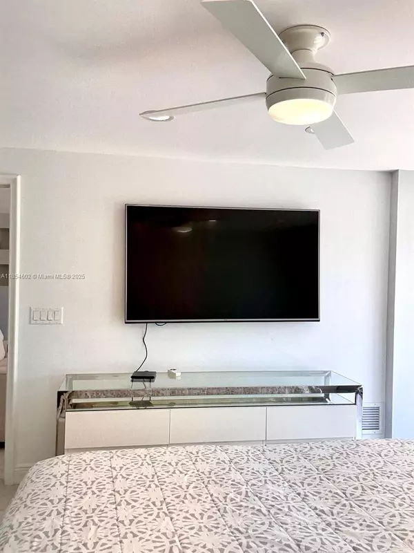 Pompano Beach, FL 33062,531 N Ocean Blvd #404
