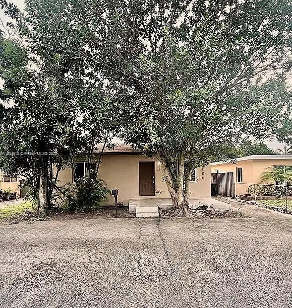 2644 Hayes St, Hollywood, FL 33020