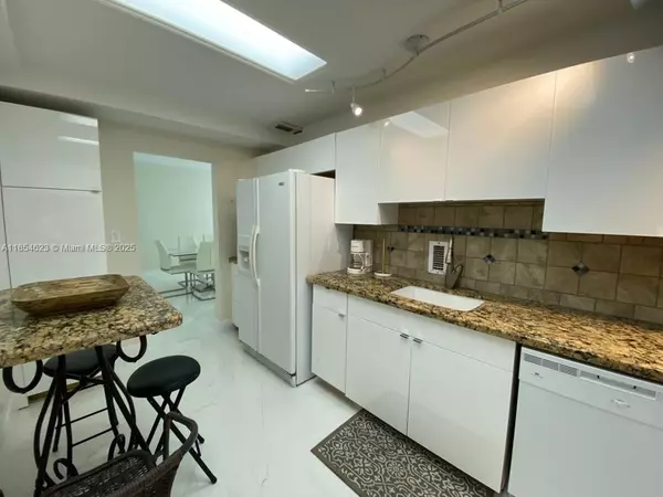 Hollywood, FL 33019,4001 S Ocean Dr #10F