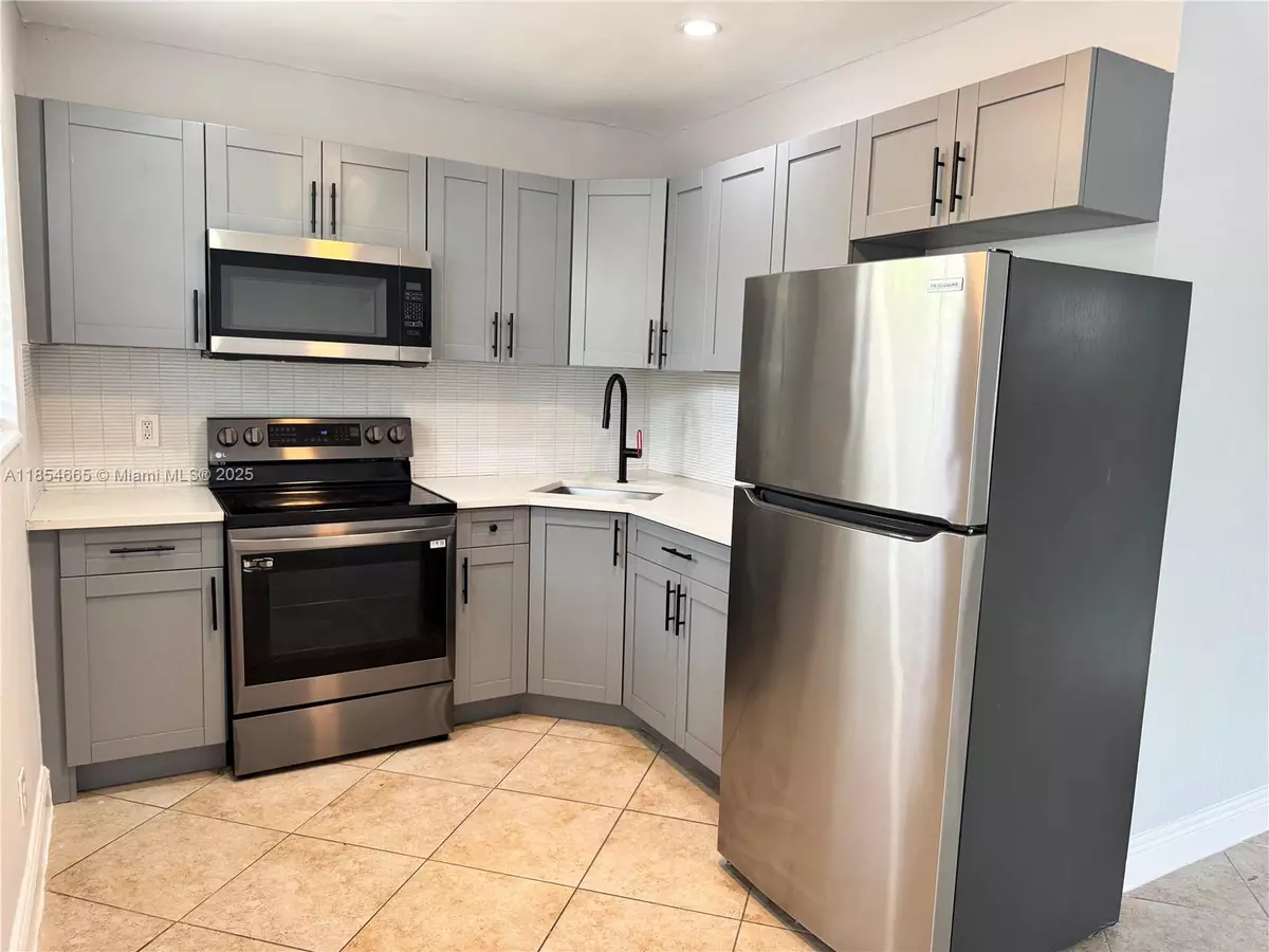 Fort Lauderdale, FL 33315,214 SW 15th St #2