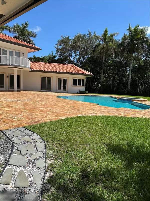 Pinecrest, FL 33156,10600 SW 69th Ave