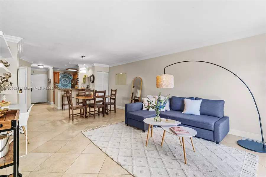 6815 Edgewater Dr #104, Coral Gables, FL 33133
