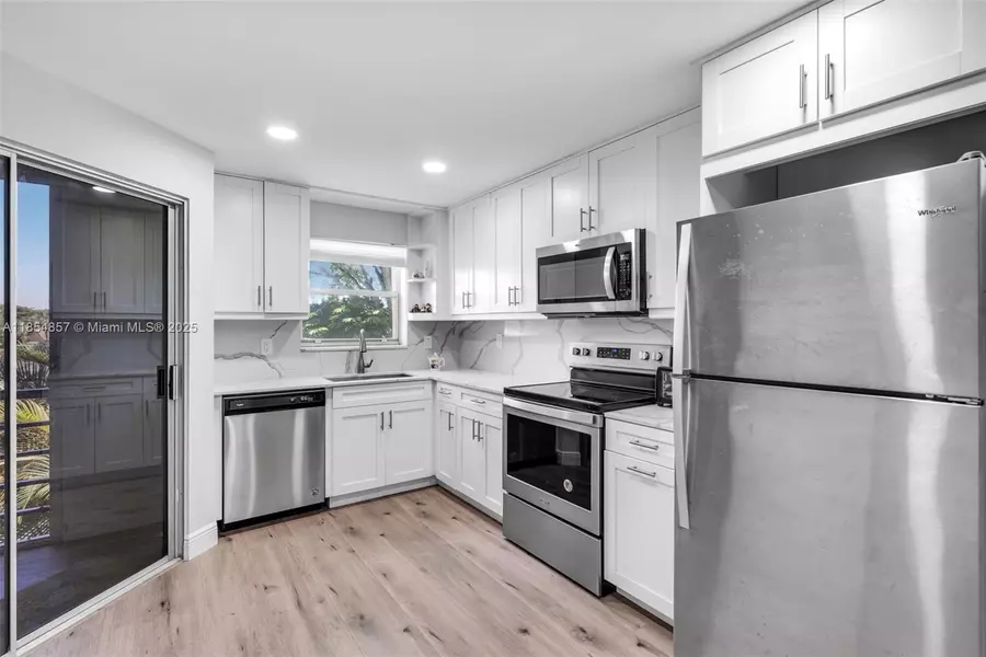3524 Via Poinciana #302, Lake Worth, FL 33467