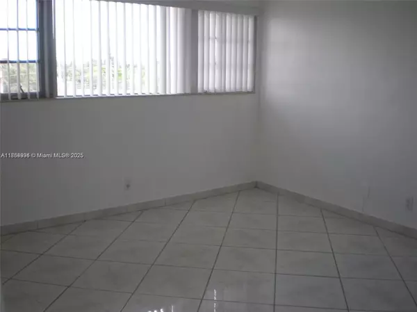 Miami, FL 33162,1460 NE 169th St #310