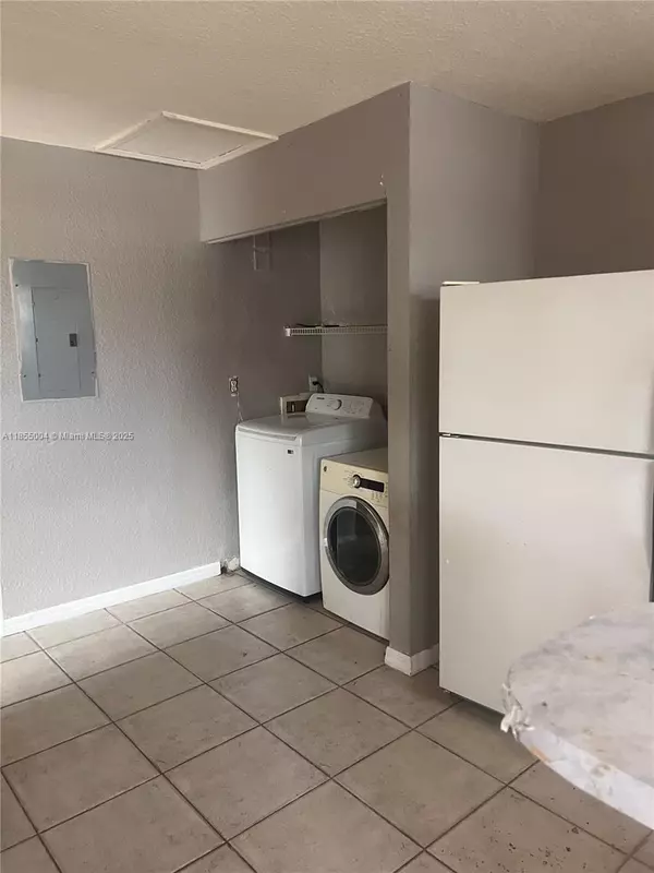 North Miami, FL 33161,571 NE 136th St #571