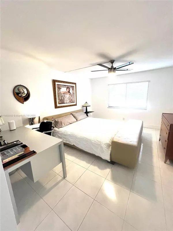 Weston, FL 33326,408 Lakeview Dr #102