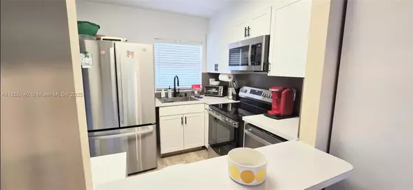 9480 Sunrise Lakes Blvd #306, Sunrise, FL 33322
