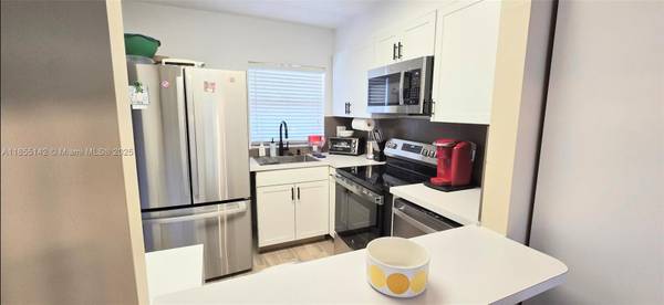 9480 Sunrise Lakes Blvd #306, Sunrise, FL 33322