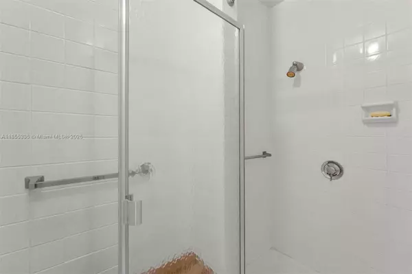 Bal Harbour, FL 33154,9801 Collins Ave #CAB10
