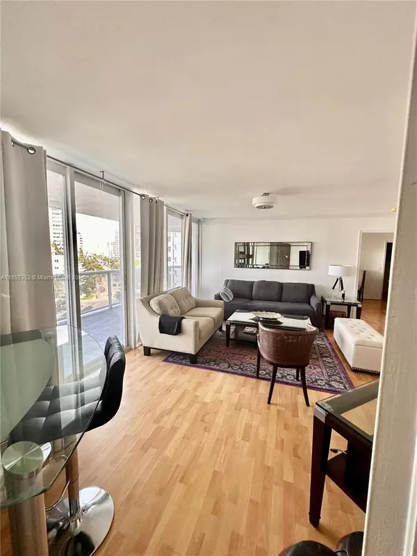 Miami Beach, FL 33141,6301 Collins Ave #806
