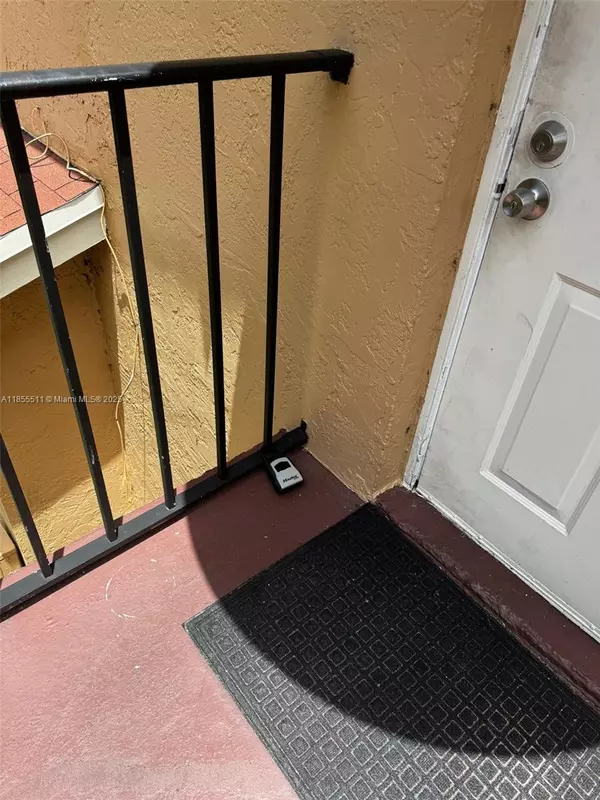 6023 N 10th Ave N #215, Green Acres, FL 33463