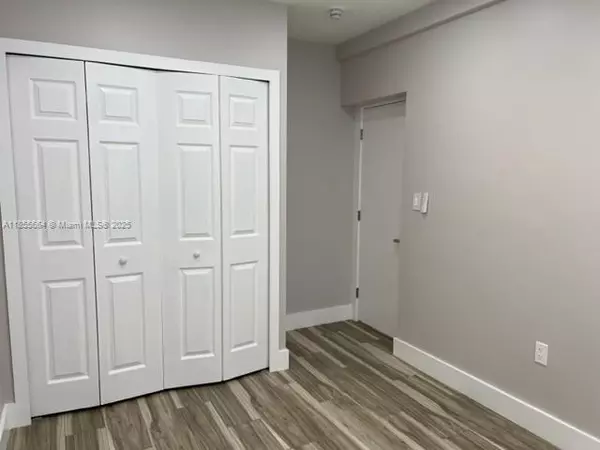 Miami, FL 33128,922 NW 2nd St #2