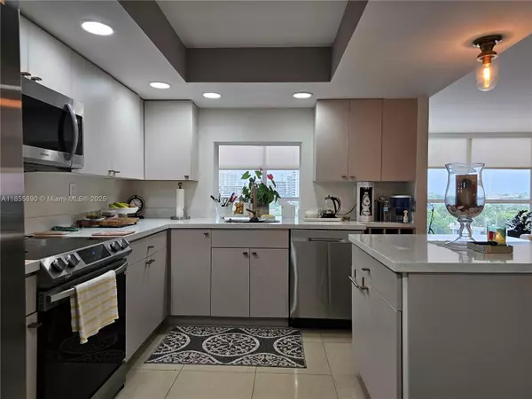 Hallandale Beach, FL 33009,600 Parkview Dr #701